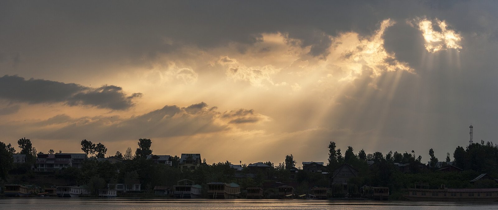 Dal Lake Houseboats: What They Are Really Like